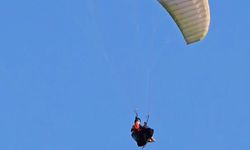 Yamaç paraşütü yapıp, gökyüzünde ayran içtiler