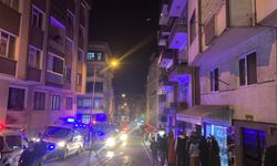 Yanan evde mahsur kalan anne ve oğlu yaralandı