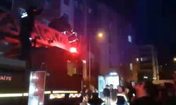 Yanan evin balkonunda mahsur kalan çocuk, kurtarıldı