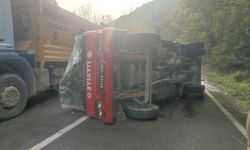 Yangına müdahaleden dönen itfaiye aracı devrildi: 2 yaralı