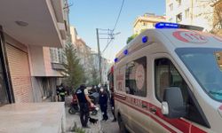 Yangında dumanın kapladığı apartmandaki evlerinden kafesteki kuşu ile çıktı