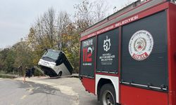 Yokuşta park edilen tur otobüsü, hareket edince şarampole düştü