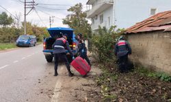 Yol kenarına bırakılan valizler ile çantadan kıyafet ve ev eşyası çıktı