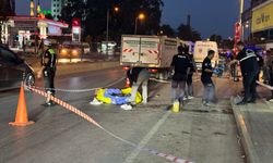 Yolun karşısına geçmek isterken kamyon çarpan kişi öldü; kaza kamerada