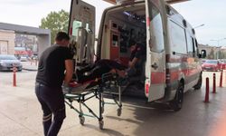 Yük boşaltırken devrilen hafriyat kamyonun sürücüsü ağır yaralandı