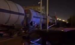 Yük treni, hemzemin geçitte otomobile çarptı; sürücü kaçtı