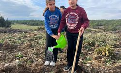 100 yaşına giren hayırsevere öğrencilerden fidan dikim etkinliği ile kutlama