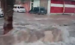 Adana'da içme suyu borusu patladı; 3 mahalle sular altında kaldı, yol çöktü