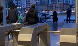 Adana'da metro turnikeleri önünde güvenlik görevlileri ve vatandaşlara saldırı anı kamerada