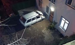 Apartman duvarına çarpan otomobilde sürücü yaralandı, eşi öldü