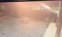 Apartmanın bahçesine uçan otomobildeki 4 kişi yaralandı; kaza kamerada