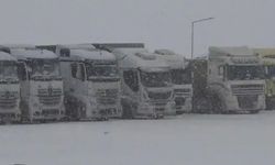 Ardahan'da kar ve tipi: Ilgar Geçidi ulaşıma kapandı, pansiyonun çatısı uçtu