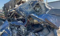 Bariyerlere çarpan TIR’da sıkışan sürücüyü itfaiye kurtardı