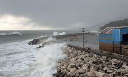 Bartın'da fırtına; dalga boyu 7 metreye ulaştı