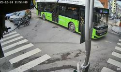 Belediye otobüsü ile motokuryenin çarpıştığı kaza kamerada