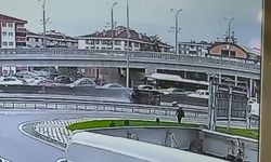 Beton bariyere çarpan otomobil, devrilip sürüklendi; kaza kamerada