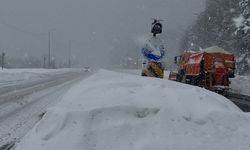 Bolu Dağı geçişinde yoğun kar yağışı ve tipi etkili oluyor