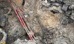 Boru döşemesi yapılan kanalda toprak kayması; 3 yaralı