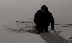 Buz tutan göletin üzerinde dans ederken suya düştü