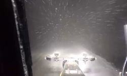 Buzlanan yolda hafif ticari araç şarampole yuvarlandı; 1'i ağır 2 yaralı