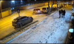Buzlanan yolda otomobilin park halindeki 2 araca çarptığı kaza kamerada
