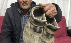 Çamurlu ayakkabısını çıkarıp, çorapla markette alışveriş yaptı (2)