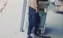 Çamurlu ayakkabısını çıkarıp, çorapla markette alışveriş yaptı