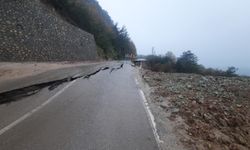 Cide-Bartın kara yolu, heyelan nedeniyle ulaşıma kapatıldı