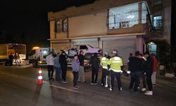 Çocuk sürücünün kullandığı otomobil, kamyonetle çarpıştıktan sonra evin duvarına vurdu: 1 ölü, 1 yaralı