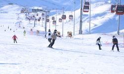 Dar gelirli ailelerin çocuklarına, Erciyes'te ücretsiz kayak eğitimi