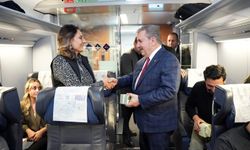 Destici, YHT'de kandil simidi dağıttı