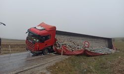 Dorsesi yan yatan TIR’a çarpan hafif ticari araçtaki çift yaralandı
