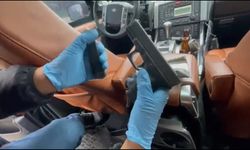 Durdurulan cipin kolçağındaki gizli bölmeden uyuşturucu ve ruhsatsız tabanca çıktı