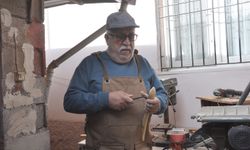 Emekli öğretmen, doğadan topladığı ağaç ve ahşap parçalarını eşyaya dönüştürüyor