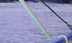 Ereğli'de fırtınada sürüklenen tekne köprüye çarptı