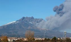 Etna Yanardağı kül ve lav püskürttü