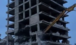 Gaziantep'te ağır hasarlı 8 katlı bina yıkıldı; o anlar kamerada