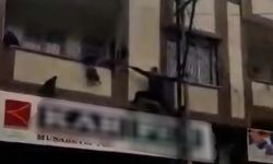 Gaziantep’te balkonun demir korkuluğunda asılı kalan çocuğu, vatandaş kurtardı; o anlar kamerada