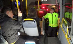 Gümrük mühürlü TIR'da 23 düzensiz göçmen yakalandı