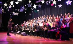 Gündüz şifa dağıtıyor, akşam kurduğu koroyla sahne alıyor