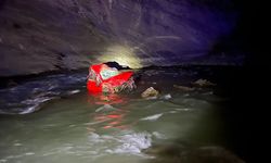 Hafif ticari araç Zap suyuna yuvarlandı; 1 kişi kurtarıldı, kayıp kişiler için çalışma başlatıldı