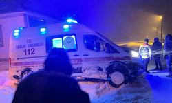 Hakkari'de yolu kardan kapanan köydeki astım hastası, hastaneye ulaştırıldı