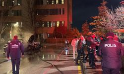 Hastane otoparkında 2 otomobil yandı