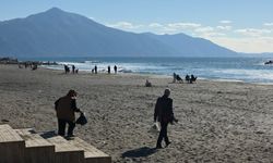 Hatay'da güneşli havanın keyfini sörf yaparak çıkardılar