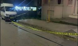 Husumetlisini görüp otomobilinden ateş açtı; yoldan geçen kişiyi vurdu