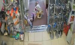 Husumetlisinin tabancasından çıkan kurşunlardan mağazaya sığınarak kurtuldu; o anlar kamerada