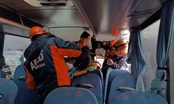 İşçi servisi, park halindeki TIR'a çarptı: 22 yaralı