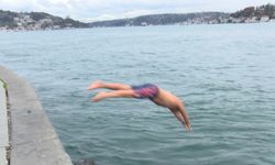 İstanbul- 'Akıntıburnu Yüzücüleri' geleneği bozmadı; yeni yılı denize girerek kutladı