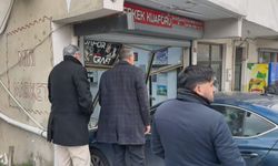 İstanbul - Arnavutköy'de park halinde yokuş aşağı kayan otomobil berber dükkanına daldı