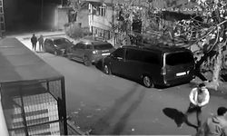 İstanbul - Avcılar'da park halindeki araçların aynalarını kıran kişiler kamerada